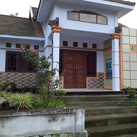 Family Homestay Probolinggo Exterior photo