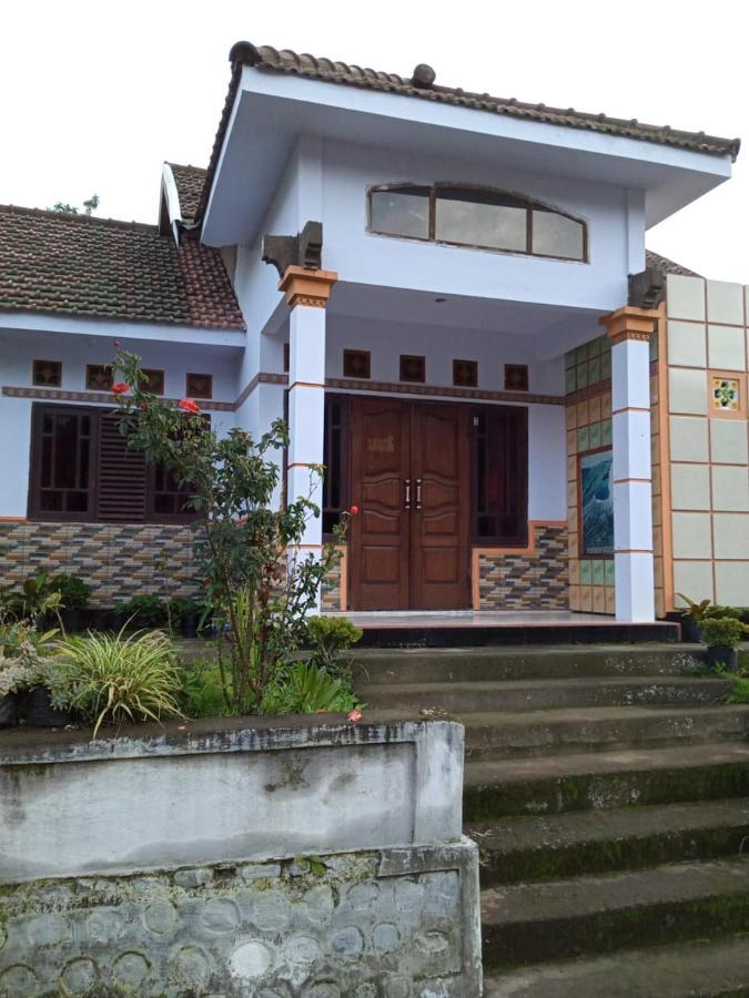 Family Homestay Probolinggo Exterior photo